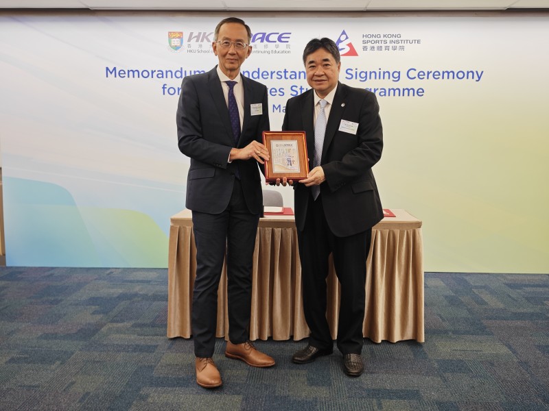 <p>香港大學專業進修學院院長李經文教授（左）向體院院長蔡玉坤先生<span style="font-size:75%;">MH</span>致送紀念品。（圖片來源：香港大學專業進修學院）</p>
