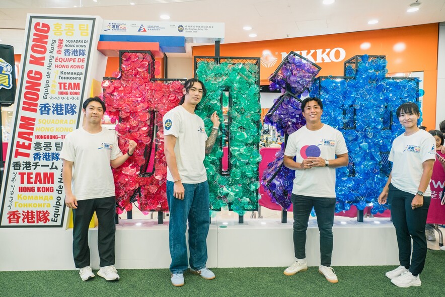 <p>(From left) &nbsp;Lau Chi-lung, Ho Wai-hang, Lee Ka-to and Lee Sze-wing wrote their own messages of support for Team Hong Kong athletes and hung them on the large cheering net. The net was a feature at all four stops of the roving exhibition for members of the public to show their support for the athletes.</p>
