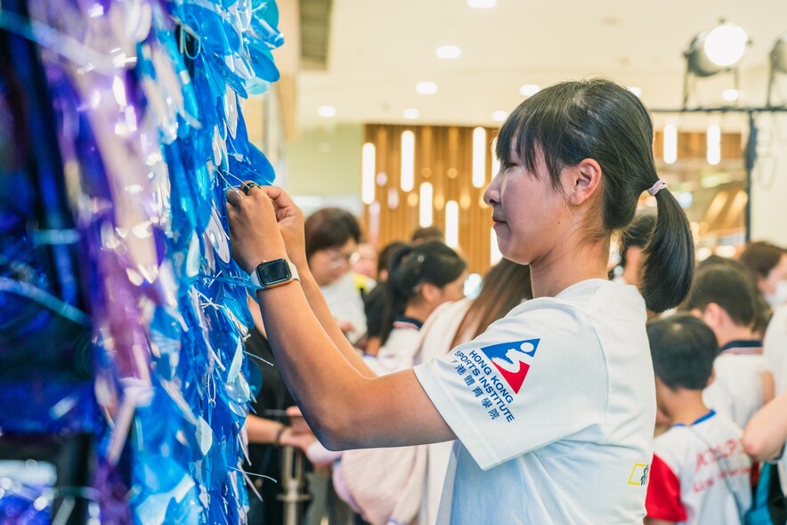 <p>Lau Chi-lung, Ho Wai-hang, Lee Ka-to and Lee Sze-wing wrote their own messages of support for Team Hong Kong athletes and hung them on the large cheering net. The net was a feature at all four stops of the roving exhibition for members of the public to show their support for the athletes.</p>
