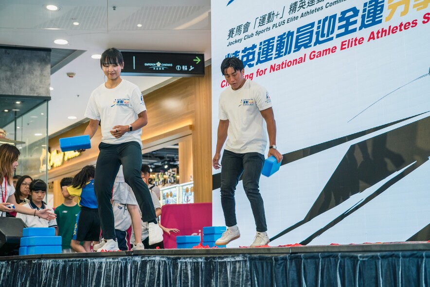 <p>Four elite athletes &mdash; Lee Ka-to, Lee Sze-wing , Lau Chi-lung, and Ho Wai-hang &mdash; received roars from the crowd when they teamed up with students in a series of sport challenges at the &ldquo;Cheering for National Games Elite Athletes Sharing&rdquo; session.</p>
