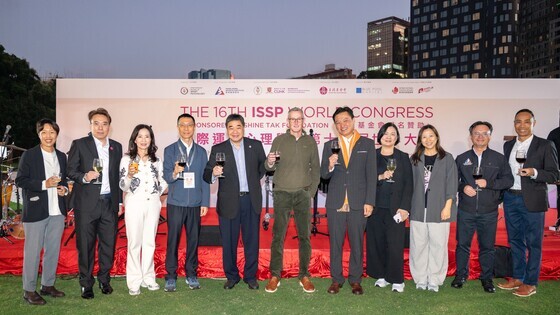 The guests took a group photo at the closing ceremony and banquet of