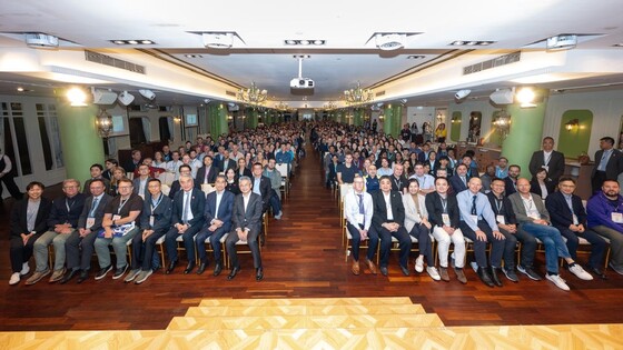 The guests took a group photo to commemorate the commencement of the