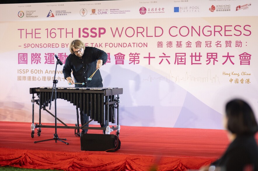 <p><strong>Christian Benning先生</strong>於閉幕式上獻上精湛的音樂表演</p>
