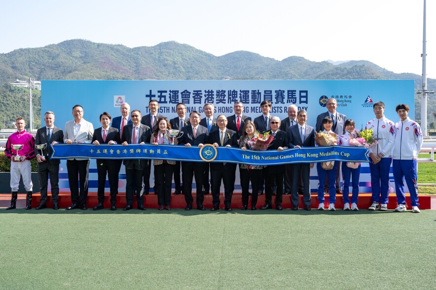 <p><strong>Mr Chan Kwok-ki</strong> <span style="font-size:75%;"><strong>GBS IDSM JP</strong></span>, Chief Secretary for Administration (1<sup>st</sup> row, 7<sup>th</sup> from left); <strong>Miss Law Shuk-pui, Rosanna</strong> <span style="font-size:75%;"><strong>JP</strong></span>, Secretary for Culture, Sports and Tourism (1<sup>st</sup> row, 7<sup>th</sup> from right); <strong>Hon Liao Cheung-kong, Martin</strong> <span style="font-size:75%;"><strong>GBM GBS JP</strong></span>, Chairman of the HKJC (1<sup>st</sup> row, 8<sup>th</sup> from right); <strong>Hon Fok Chun-ting, Timothy</strong> <span style="font-size:75%;"><strong>GBM GBS JP</strong></span>, President of the SF&amp;OC (1<sup>st</sup> row, 6<sup>th</sup> from right); <strong>Mr Tang King-shing</strong> <span style="font-size:75%;"><strong>GBS PDSM</strong></span>, Chairman of the HKSI (1<sup>st</sup> row, 5<sup>th</sup> from right); and <strong>Mr Winfried Engelbrecht-Bresges</strong> <span style="font-size:75%;"><strong>GBS JP</strong></span>, Chief Executive Officer of the HKJC (2<sup>nd</sup> row, 1<sup>st</sup> from left) and gold medallists of the 15<sup>th</sup> National Games (1<sup>st</sup> row from right) <strong>Choi Chun-yin </strong>and<strong>&nbsp;Cheung Ka-long </strong>(Fencing), <strong>Leung Wing-yee </strong>and<strong> Lee Sze-wing</strong> (Cycling) served as the presenting guests of the 15<sup>th</sup> National Games Hong Kong Medallists Cup.</p>
