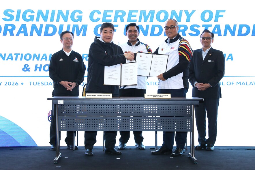 <p><strong>Mr Tony Choi Yuk-kwan&nbsp;<span style="font-size:75%;">MH</span></strong>, Chief Executive of the HKSI (2<sup><i>nd</i></sup> from left) and&nbsp;<strong>Mr Jefri Ngadirin</strong>, Director General of NSC (2<sup><i>nd</i></sup> from right) signed the MOU, under the witness of&nbsp;<strong>Mr Mordi Bimol</strong>, Deputy Minister of Youth and Sports (middle). (Photo: The National Sports Council of Malaysia)</p>

