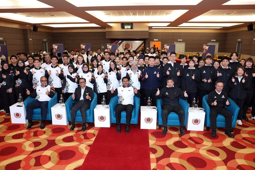<p>The guests took group photos to commemorate the commencement of the collaboration between the HKSI and NSC.&nbsp;(Photo: The National Sports Council of Malaysia)</p>
