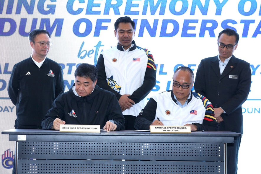 <p><strong>Mr Tony Choi Yuk-kwan&nbsp;<span style="font-size:75%;">MH</span></strong>, Chief Executive of the HKSI (2<sup><i>nd</i></sup> from left) and&nbsp;<strong>Mr Jefri Ngadirin</strong>, Director General of NSC (2<sup><i>nd</i></sup> from right) signed the MOU, under the witness of&nbsp;<strong>Mr Mordi Bimol</strong>, Deputy Minister of Youth and Sports (middle). (Photo: The National Sports Council of Malaysia)</p>
