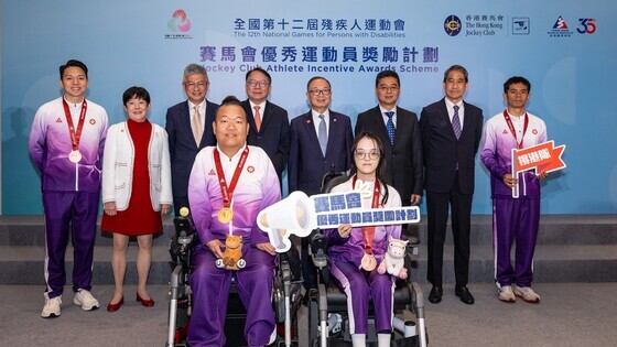 一眾嘉賓與獎牌運動員合照。

&nbsp;