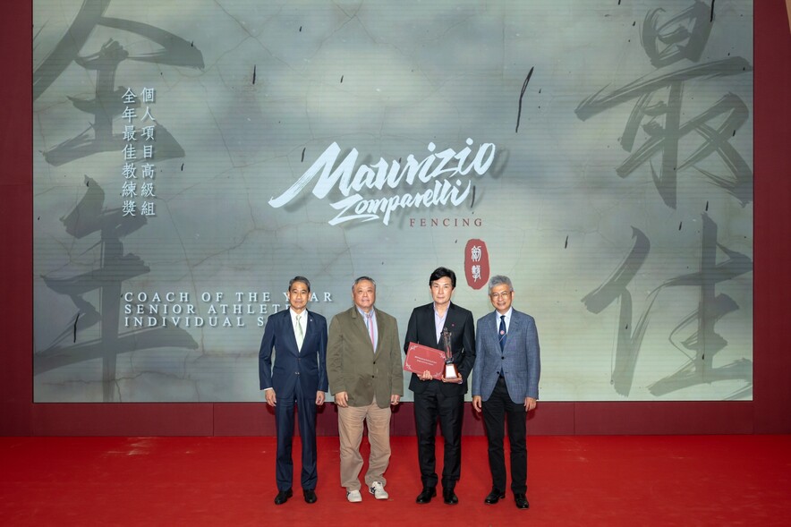 <p>2025香港优秀教练选举全年最佳教练奖得主及代表接受奖项。</p>
