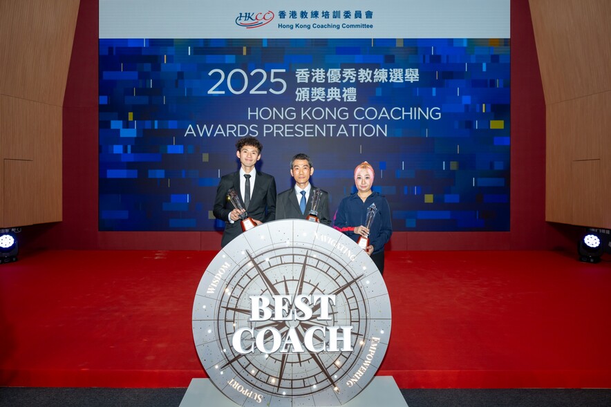 <p>全年最佳教练奖由（左起）壁球教练<strong>李浩贤</strong>、武术教练<strong>黄志光</strong>、桌球教练<strong>聂海欣</strong>，以及今日未能出席颁奖典礼的剑击教练<strong>Maurizio Zomparelli</strong>、残疾人剑击（肢体残疾）教练<strong>黄金球</strong>及残疾人游泳（智障）教练<strong>梁淑盈</strong>夺得。</p>
