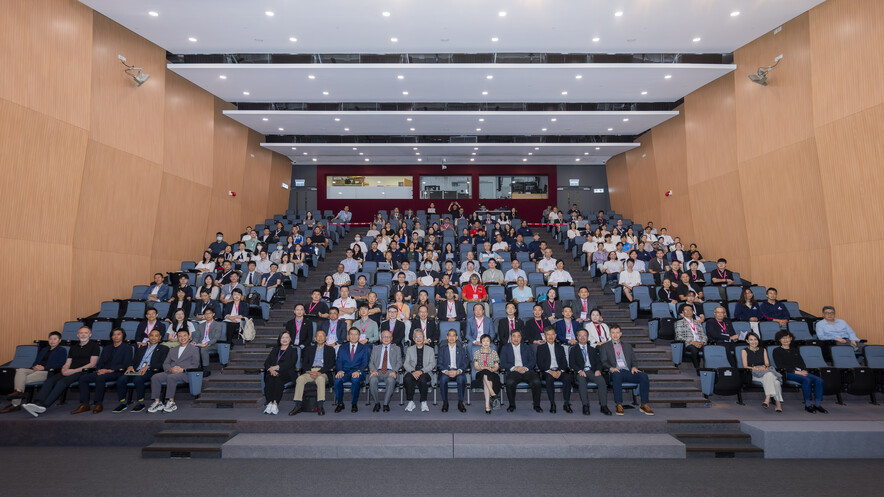<p>Guests, speakers and participants took a group photo at the Hong Kong Sports Science and Technology Symposium.</p>

<p>&nbsp;</p>
