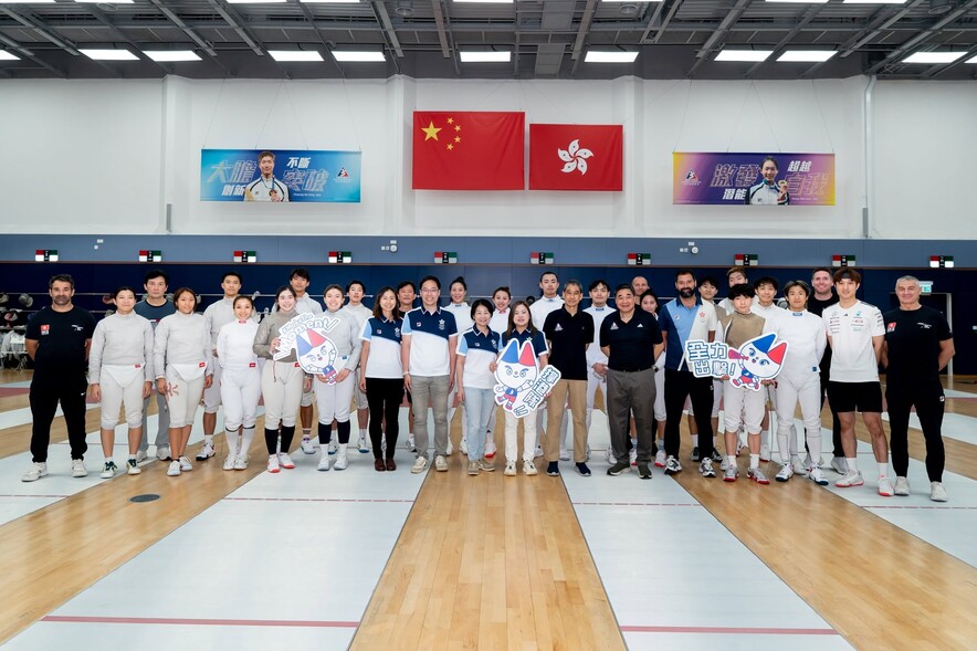 <p>(1<sup>st</sup>&nbsp;row, 8<sup>th</sup>&nbsp;from right) <strong>Miss Rosanna Law Shuk-pui <span style="font-size:75%;">JP</span>,&nbsp;</strong>Secretary for Culture, Sports and Tourism visited HKSI to show support for athletes ahead of Asian Games and Asian Para Games</p>
