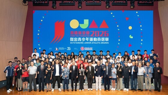 一眾嘉賓及體育總會代表與得獎運動員合照。
