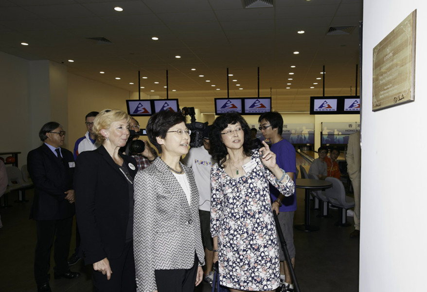 <p>Ms Vivien Lau BBS JP (1<sup>st</sup> from right), Chairman of Hong Kong Tenpin Bowling Congress explained to Mrs Carrie Lam GBS JP (centre), Chief Executive for Administration how the HKSI&#39;s new Tenpin Bowling Centre with high-tech equipment becomes the first among sports institutes in the Asian region acquiring the recognition from the United States Bowling Congress.</p>
