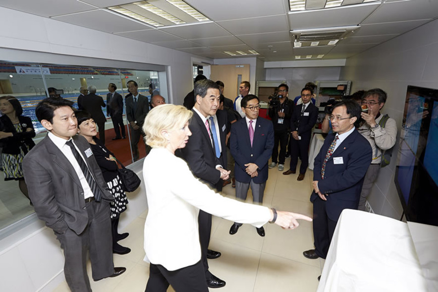 <p>Dr Trisha Leahy, Chief Executive of the HKSI introduces to the Honourable CY Leung, the Chief Executive of HKSAR, how the under-water observation windows of the new 52m swimming pool in operation with a video analysis system for sport science to enhance athlete&rsquo;s performance.</p>
