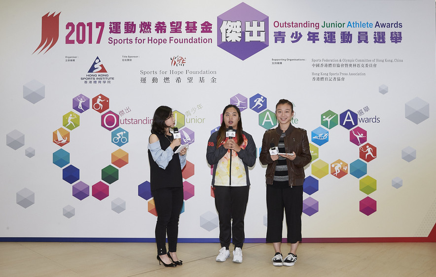 <p>Yue Wing-suet&nbsp;(middle) from Life Saving introduces the competition rules and different event types, and share how to strike a balance between study and training.</p>
