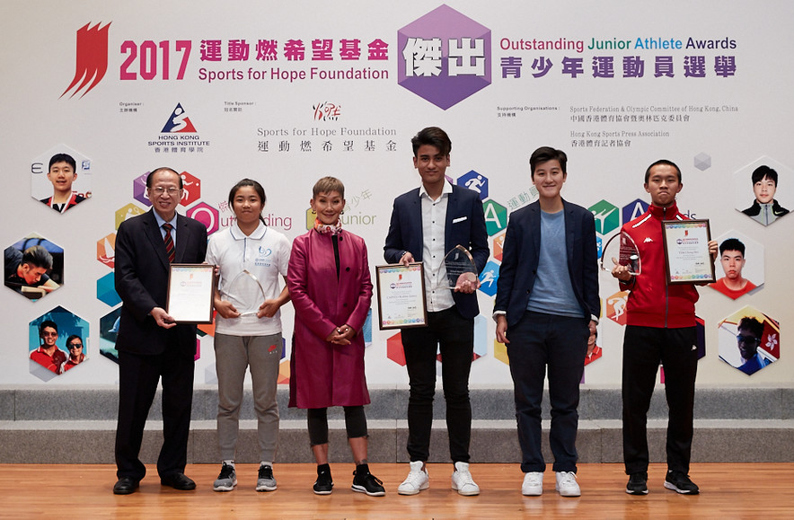 <p>Miss Marie-Christine Lee, Founder of the Sports for Hope Foundation (3<sup>rd</sup> from the left); Mr Pui Kwan-kay SBS MH, Vice-President of the Sports Federation &amp; Olympic Committee of Hong Kong, China (1<sup>st</sup> from the left), and Miss Chui Wai-wah, Committee Member of the Hong Kong Sports Press Association (2<sup>nd</sup> from the right) present trophy and certificate to the winners of the Most Outstanding Junior Athlete Award of 2017 &ndash; Capito Robbie James (Billiard Sports, 3<sup>rd</sup> from the right), Mak Cheuk-wing (Windsurfing, 2<sup>nd</sup> from the left) and Yim Ching-hei (Athletics &ndash; Hong Kong Sports Association for Persons with Intellectual Disability, 1<sup>st</sup> from the right).</p>
