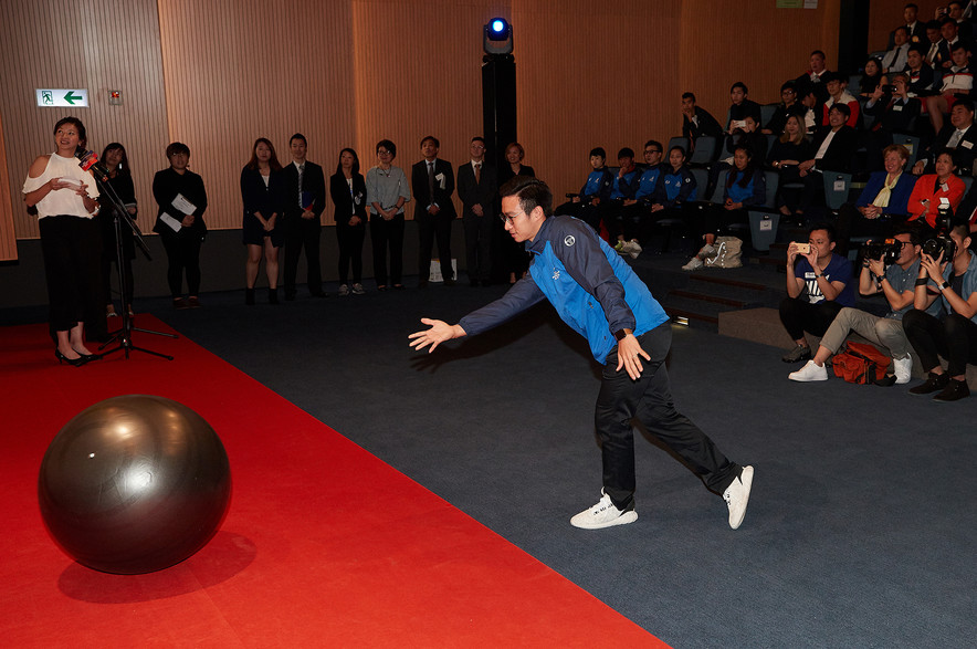 <p>Hurdler Lui Lai-yiu, table tennis athlete Li Ching-wan, tennis athlete Ng Ki-lung and tenpin bowling athlete Tseng Tak-hin (photo) played video games resembling four different sport competitions including hurdling, table tennis, tennis and tenpin bowling to unveil the recipients of the Coach of the Year Awards in four categories.</p>
