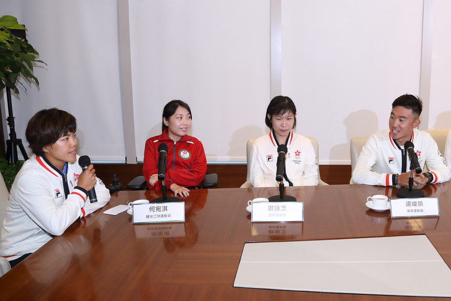 <p>Boccia athlete Ho Yuen-kei (2<sup>nd</sup> from left), squash athlete Au Wing-chi (3<sup>rd</sup> from left), cyclist Leung Chun-wing (4<sup>th</sup> from left), and windsurfer Chan Hei-man (1<sup>st</sup> from left), attended the press conference to show their support for the &quot;Henderson Land Commendation Scheme for Elite Athletes&quot;.&nbsp; The event included a sharing session, during which the athletes expressed their appreciation for the increased recognition given by the commercial sector and community as a whole.</p>
