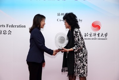 Ms Vivien Lau Chiang-chu BBS JP (right), Chairman of Hong Kong Coaching Committee and Ms Cao Hui (left), Deputy Director of General Administration of Sport of China warmly greeted each other and exchanged souvenirs.