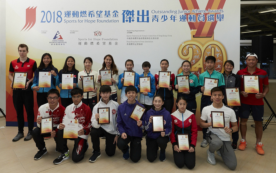 <p>The 3<sup>rd</sup> quarter presentation ceremony of the Sports for Hope Foundation Outstanding Junior Athlete Awards 2018 was concluded successfully. The award winners included Oscar Coggins (Triathlon) (back row, 1<sup>st</sup> left), (back row, from right) Ng Ki-lung and Wong Hong-yi (Tennis), Yu Nok and Lee Ka-yee (Table Tennis), Chan Sin-yuk (Squash), Wong Tin-yan and Sham Hiu-yu (Wushu), Hsieh Sin-yan and Chan Yin-fei (Fencing). Lo Yin-chung (Roller Sports) (front row, 1<sup>st</sup> left), (front row, from right) Cheuk Ming-ho (Swimming), Leung Ka-huen (Squash), Lam Yuen-ping and Fok Yin-hei (Shuttlecock) and Tang Yu-hin (Karatedo) were awarded the Certificate of Merit. Lee Ching-nam (Roller Sports) (front row, 2<sup>nd</sup> left), Ng Wing-laam and Wong Man-ching (Volleyball) (back row, 2<sup>nd</sup> and 3<sup>rd</sup> left) were presented with the Certificate of Appreciation.</p>
