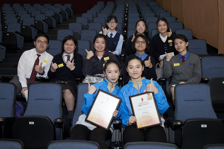 <p>Wushu athletes Debbie Yeung (front row, left) and Tan Jiayi (front row, right), winners of the 4<sup>th</sup> Quarter of the Sports for Hope Foundation Outstanding Junior Athlete Awards, took a group photo with student reporters after interview.</p>
