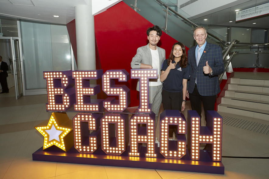 <p>The officiating guests and coaches captured memorable moments of the event by taking photos at the giant standee of &ldquo;Best Coach&rdquo;.</p>
