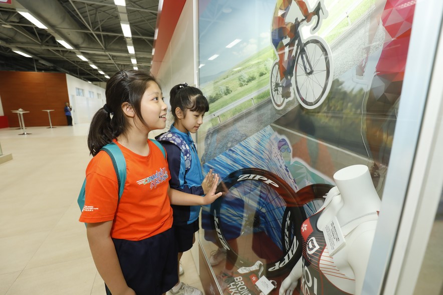 <p>Students were led on&nbsp;a tour around the HKSI.</p>
