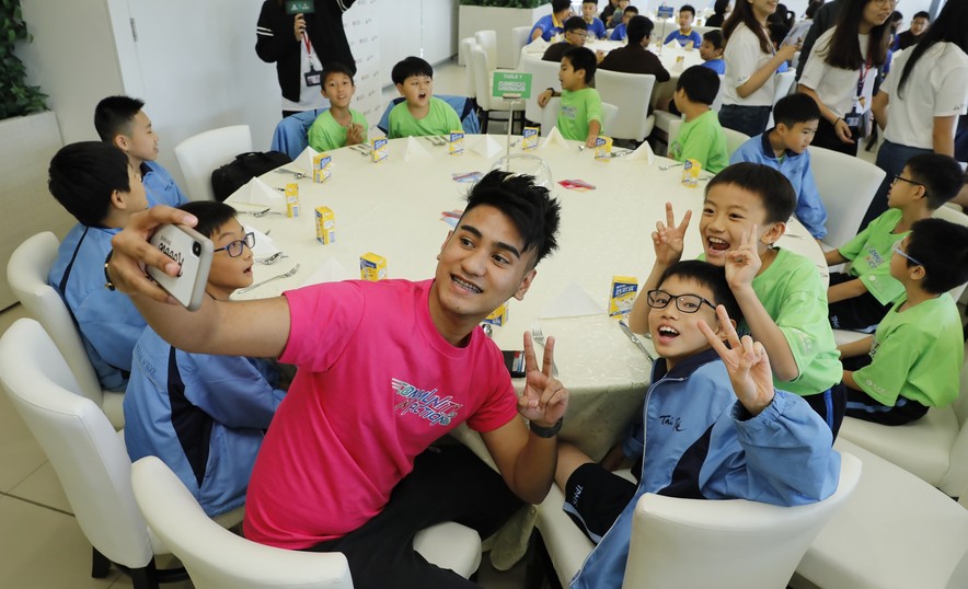 <p>Elite athletes shared their training life with teachers and students during lunch.</p>
