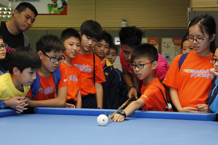 <p>Billiard Sports athlete Robbie Capito led the teachers and students on a tour around the HKSI, and taught them some basic techniques of his sport.</p>
