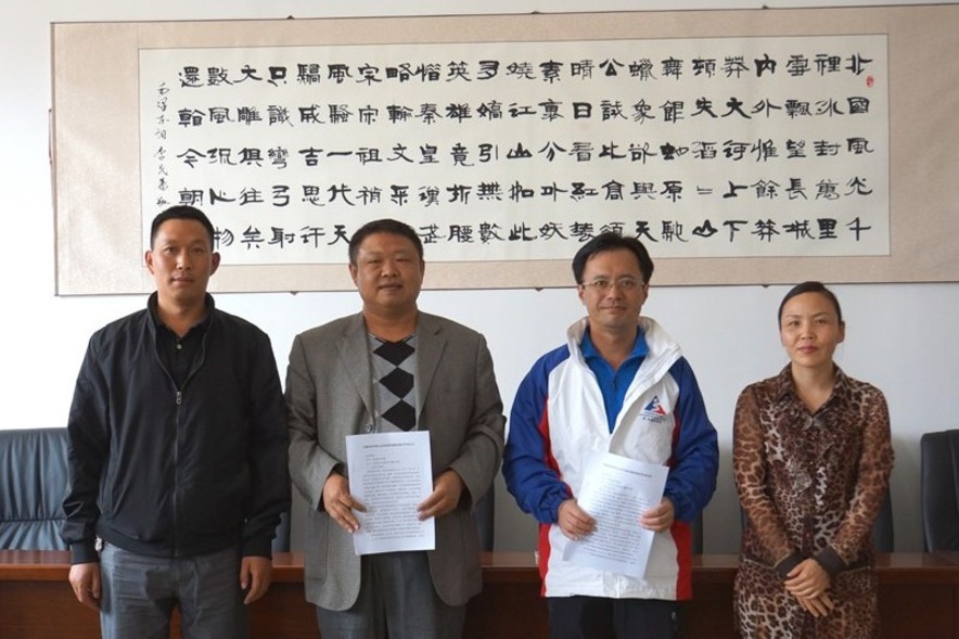 <p>The HKSI signed a Memorandum of Understanding (MOU) with the Huize Altitude Training Base under the Culture, Sports and Broadcast Bureau of Huize County (Bureau) on 11 May in Yunnan, aiming to provide an excellent natural environment for Hong Kong athletes to undergo hypoxic training to improve their sporting performance. The MOU was signed by Dr Raymond So, Director of Elite Training Science &amp; Technology of the HKSI (2<sup>nd</sup> right) and Mr Tian Yourong, Deputy Director of the Bureau (2<sup>nd</sup> left), accompanied by two other representatives from the Bureau.</p>
