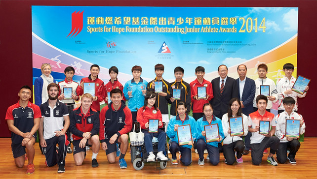 The Sports for Hope Foundation Outstanding Junior Athlete Awards Presentation for 4th quarter 2014 was successfully held at the HKSI. The officiating guests include Dr Trisha Leahy BBS, Chief Executive of the HKSI (1st left, back row); Mr Pui Kwan-kay BBS MH, Vice-President of the Sports Federation & Olympic Committee of Hong Kong, China (4th right, back row) and Mr Chu Hoi-kun, Chairman of the Hong Kong Sports Press Association (3rd right, back row) express their congratulation to all recipients.
