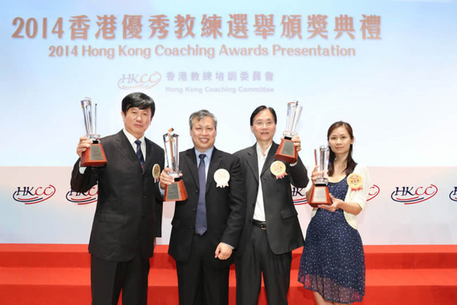 左起：單車教練沈金康、武術教練羅健強、硬地滾球教練郭克榮及壁球教練趙詠賢獲頒全年最佳教練奬，表揚他們於二零一四年帶領運動員在國際賽事中取得顯著進步。