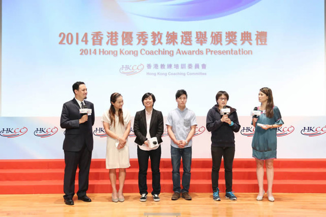 During the Ceremony, four athletes (from left) Lee Wai-sze (cycling), Yip Pui-yin (badminton), Shek Wai-hung (gymnastics) and Sze Hang-yu (swimming) share their precious moments with coaches.