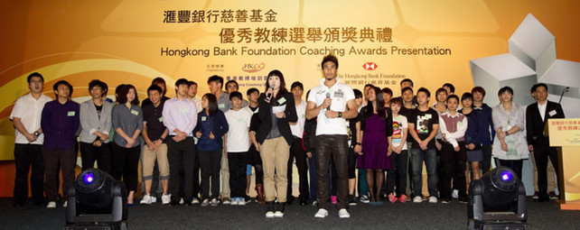 空手道运动员李嘉维（右）和桌球运动员叶蕴妍代表全体运动员向所有默默在他们背后付出无限支持的教练致敬。