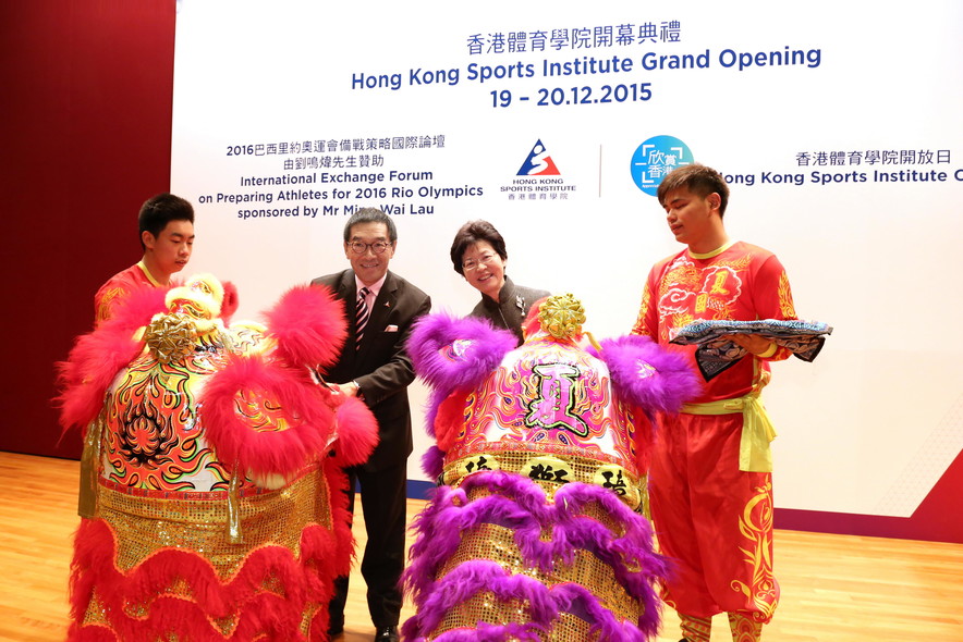 Mrs Carrie Lam GBS JP, Chief Secretary for Administration of the HKSAR Government, officiated the opening ceremony for the HKSI Open Day and International Exchange Forum on Preparing Athletes for the 2016 Rio Olympics, sponsored by Mr Ming Wai Lau, and dotted the eyes of the lions with Mr Carlson Tong Ka-shing SBS JP, Chairman of the HKSI.