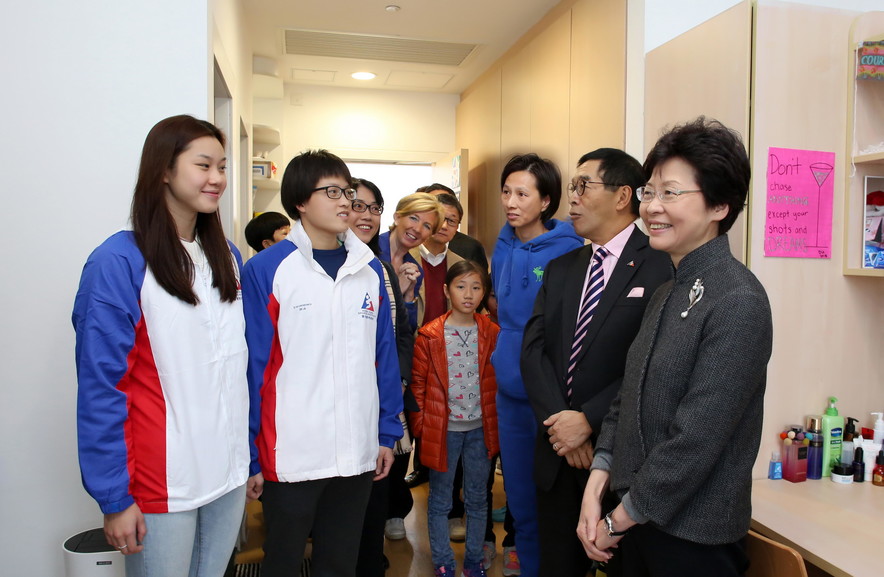 香港特別行政區政務司司長林鄭月娥女士GBS JP 參觀運動員宿舍，並與游泳運動員歐鎧淳（左一），施幸余（左二）見面。