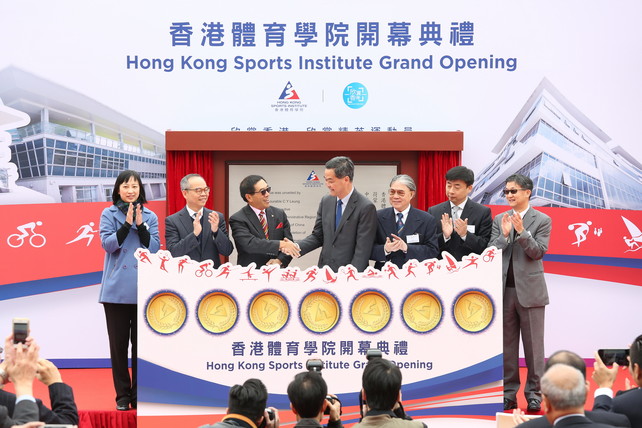 After the plaque unveiling ceremony, the Honourable C Y Leung GBM GBS JP, Chief Executive of the HKSAR (middle), Mr Carlson Tong JP, Chairman of the HKSI (3rd left); Mr Lau Kong-wah JP, Secretary for Home Affairs (2nd left); Mr Timothy Fok GBS JP, President of the Sports Federation & Olympic Committee of Hong Kong, China (3rd right); Mr Zhu Wen, Director-General of the Publicity, Culture and Sports Department of the Liaison Office of the Central People’s Government of the HKSAR (2nd right) and Mr Tony Yue Kwok-leung MH JP, Chairman Elite Sports Committee (1st right); Ms Michelle Li Mei-sheung JP, Director of Leisure & Cultural Services (1st left) show appreciation to Hong Kong athletes and wish them success in the upcoming international competitions.