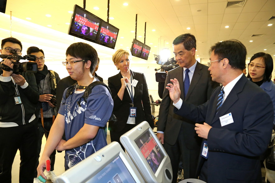 The Honourable C Y Leung GBM GBS JP, Chief Executive visits the Tenpin Bowling Centre and understands more about the operation of the Body Rotation and Posture Monitor.