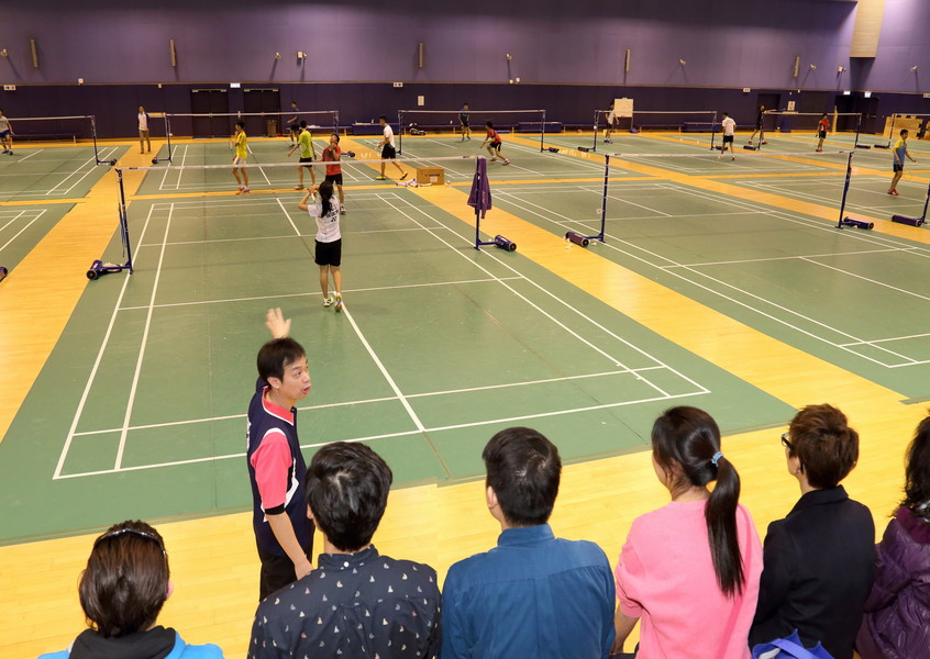 多间伙伴学校学生参观体院训练场地，并欣赏羽毛球示范。