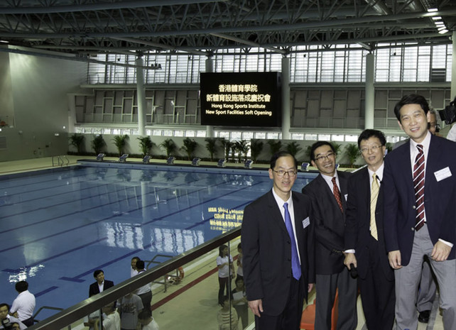 （左起）主礼嘉宾民政事务局局长曾德成先生GBS JP和体院主席唐家成先生JP到52米国际标准室内泳池的看台上参观并合照留念。