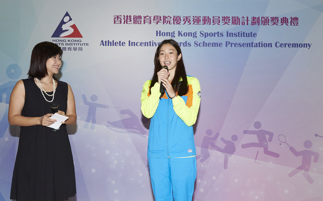 第二十八届夏季世界大学生运动会女子50米背泳银牌得主欧铠淳（右）与嘉宾分享得奬感受。