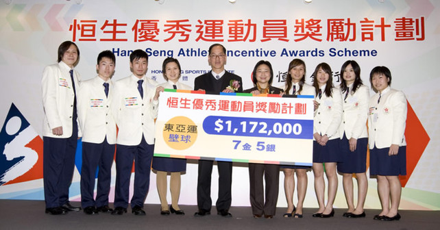 Tsang Tak-sing (5th from left), Secretary for Home Affairs and Margaret Leung (5th from right), Vice-Chairman and Chief Executive of Hang Seng Bank present cash awards to squash medallists of the 5th East Asian Games at the Hang Seng Athlete Incentive Awards Scheme Presentation Ceremony.