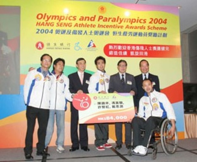 男子佩剑队成员（左起：戴恩润、陈锦来、冯英骐及许赞红）获颁港币8万4千元作为对他们夺金的奬励。