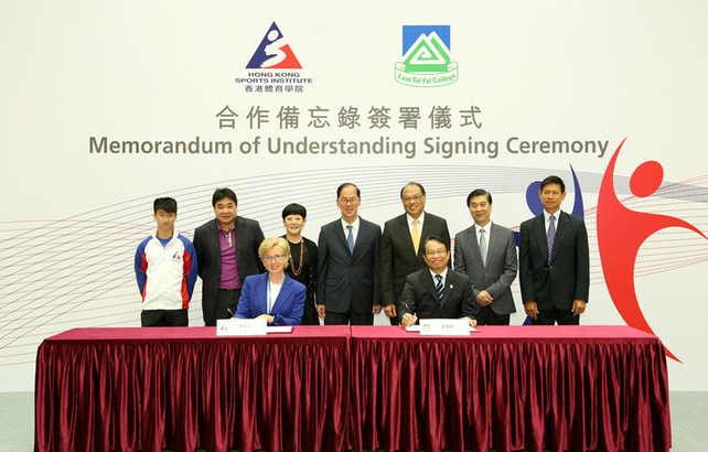 The Memorandum of Understanding is signed by Dr Trisha Leahy BBS (1st row, left), Chief Executive of the HKSI and Mr Wong Kwong-wai, Principal of the Lam Tai Fai College (1st row, right); with the signatures witnessed by The Hon Tsang Tak-sing GBS JP (2nd row, 4th right), Secretary for Home Affairs; Mrs Jenny Fung Ma Kit-han BBS JP (2nd row, 3rd left), Director of the HKSI; Dr the Hon Lam Tai-fai SBS JP (2nd row, 3rd right), Supervisor of the Lam Tai Fai College; Mr John Fan Kam-ping BBS JP (2nd row, 2nd right), Deputy Supervisor of the Lam Tai Fai College; Professor Chung Pak-kwong (2nd row 1st right), IMC Manager of the Lam Tai Fai College; the HKSI’s Head Squash Coach Tony Choi Yuk-kwan MH (2nd row, 2nd left) and squash athlete Harley Lam Yat-ting (2nd row, 1st left).
