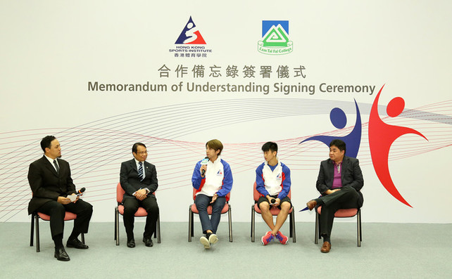 林大輝中學校長黃廣威先生（左二）、體院壁球總教練蔡玉坤先生MH（右一）、 壁球運動員林溢庭（右二）及劍撃運動員崔浩然（左三）在典禮上分享了就這次合作的意見。