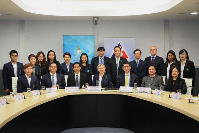 Dr James Lam JP, Board of Director of the Hong Kong Sports Institute (HKSI) (3rd right, front row); Dr Trisha Leahy BBS, Chief Executive of the HKSI (centre, front row) and Mr Vissanu Laichapis, Director of Sports Research and Development Division of Sports Authority of Thailand (3rd left, front row) welcome the establishment of the official partnership. Both parties will promote the development of their local sports by a series of bilateral exchanges.