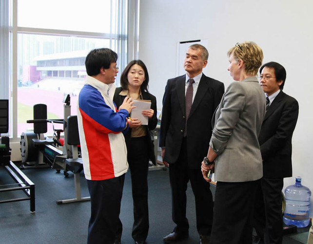 体院院长李翠莎博士（右二）及体院运动科学及医学统筹主任苏志雄博士（左）带领日本国立运动科学中心代表参观体院各项场地及设施。