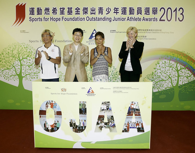 Officiating guests, including Dr Trisha Leahy (1st from right), Chief Executive of the HKSI; Mr Tony Yue MH JP (2nd from left), Vice-President of the Sports Federation & Olympic Committee of Hong Kong, China; Mr Raymond Chiu (1st from left), Vice-Chairman of the Hong Kong Sports Press Association and Miss Marie-Christine Lee (2nd from right), Founder of the Sports for Hope Foundation, kicked off the new sponsorship together by inserting images of 2012 Outstanding Junior Athlete Awards awardees into a graphic box, signifying that the organiser, the sponsor and the supporting organisations continue join hands to support junior athletes in Hong Kong.