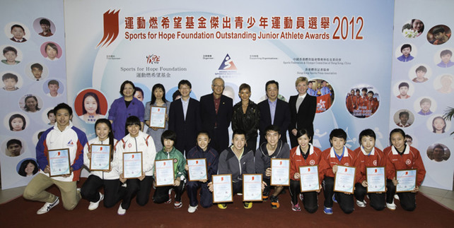 The Sports for Hope Foundation Outstanding Junior Athlete Awards annual celebration and 4th quarter 2012 presentation ceremony came to an end when 11 junior athletes were awarded for the 4th quarter and 4 junior athletes claimed the annual awards. The officiating guests included Mr Tang Kwai-nang, Vice Chairman of HKSI (centre, back row), Dr Trisha Leahy, Chief Executive of HKSI (right, back row), Mr Tony Yue, Vice President of Sports Federation & Olympic Committee of Hong Kong, China (third from left, back row), Ms Marie-Christine Lee, Founding Chairman of Sports for Hope Foundation (third from right, back row), Patrick Li, Executive Committee Member of Hong Kong Sports Press Association (second from right, back row)and Ms Margaret Siu, Director of High Performance Management of HKSI (left, back row).